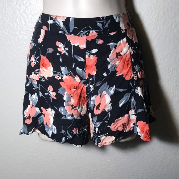 LF Rumor Boutique Floral Ruffle Shorts sz M - Picture 2 of 5